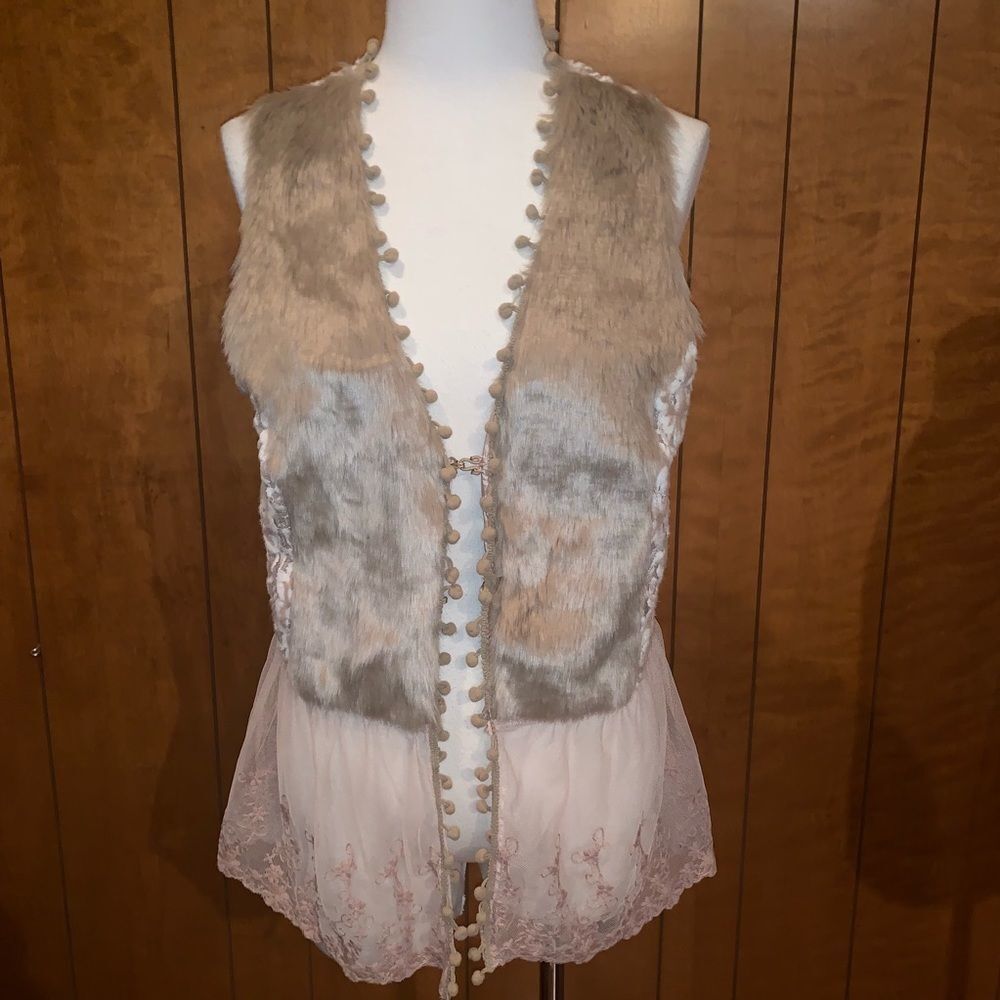 Super cute a’reve vest sz L NWT